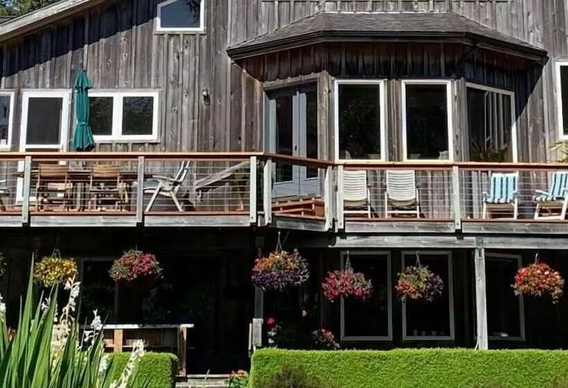 Floras Lake House Bed & Breakfast