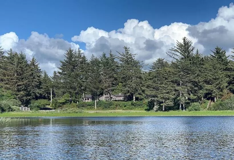 Floras Lake House Bed & Breakfast
