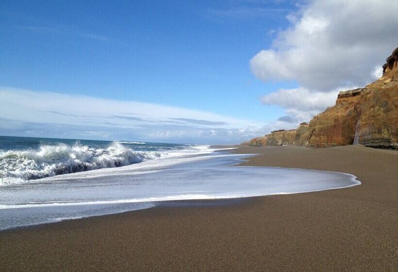 Floras Lake House Bed & Breakfast