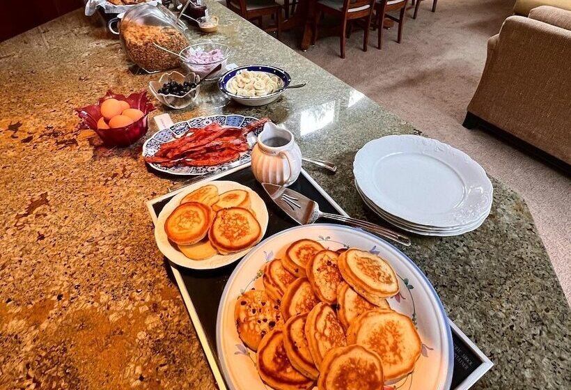 Floras Lake House Bed & Breakfast