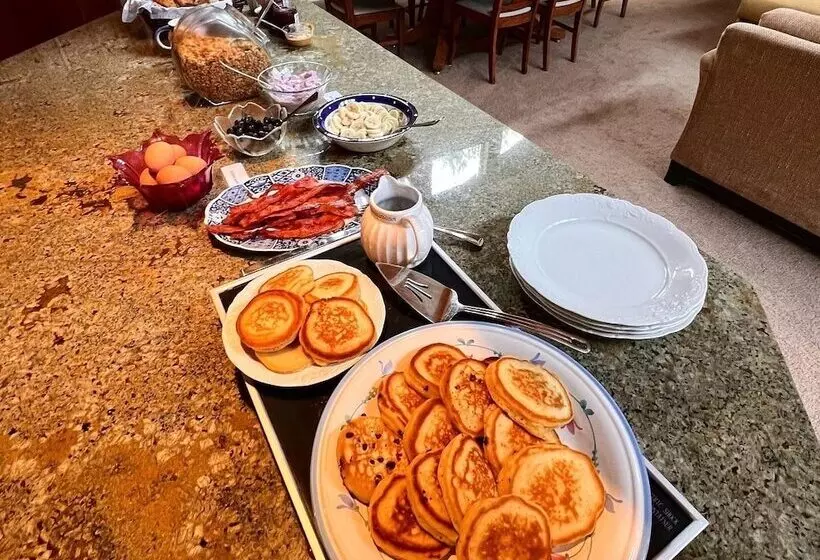 Floras Lake House Bed & Breakfast