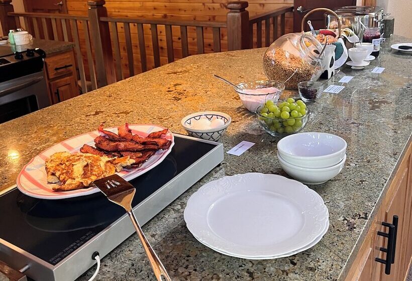 Floras Lake House Bed & Breakfast