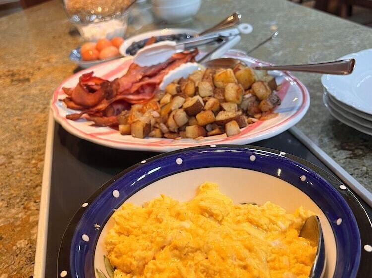 Floras Lake House Bed & Breakfast