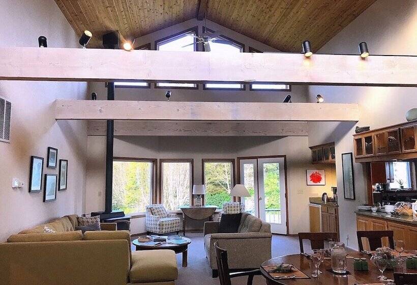 Floras Lake House Bed & Breakfast