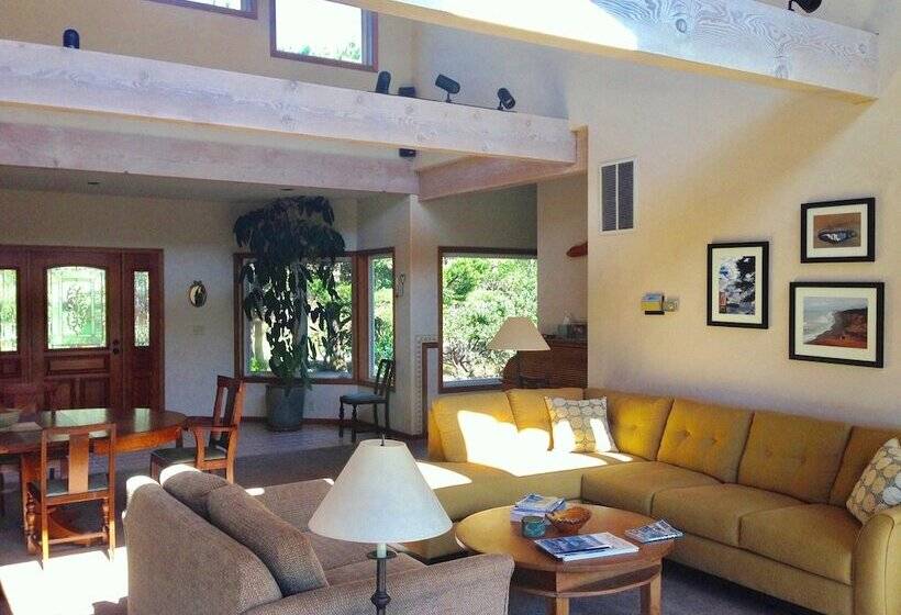 Floras Lake House Bed & Breakfast