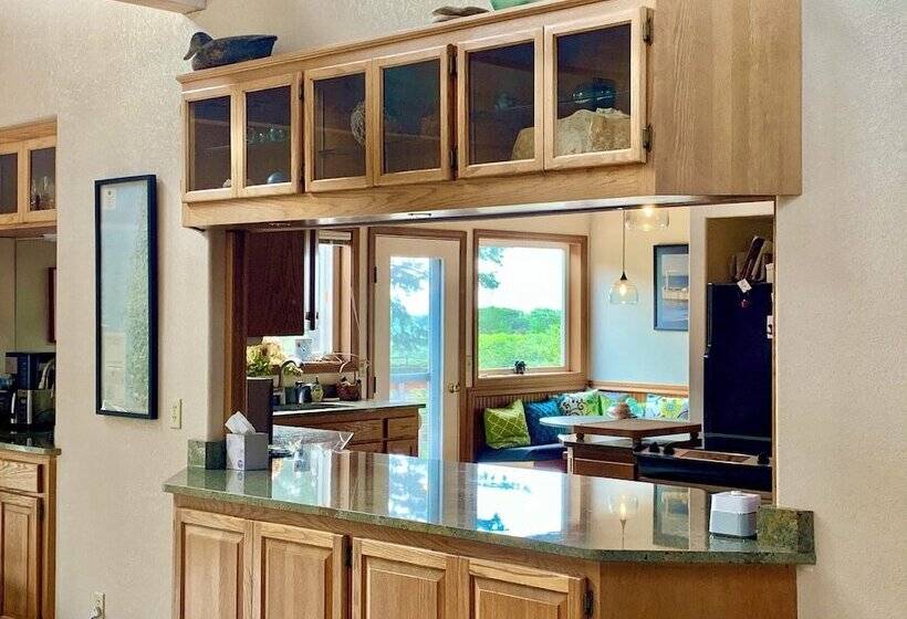 Floras Lake House Bed & Breakfast