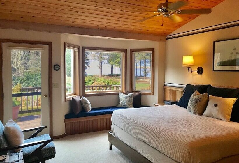 Floras Lake House Bed & Breakfast