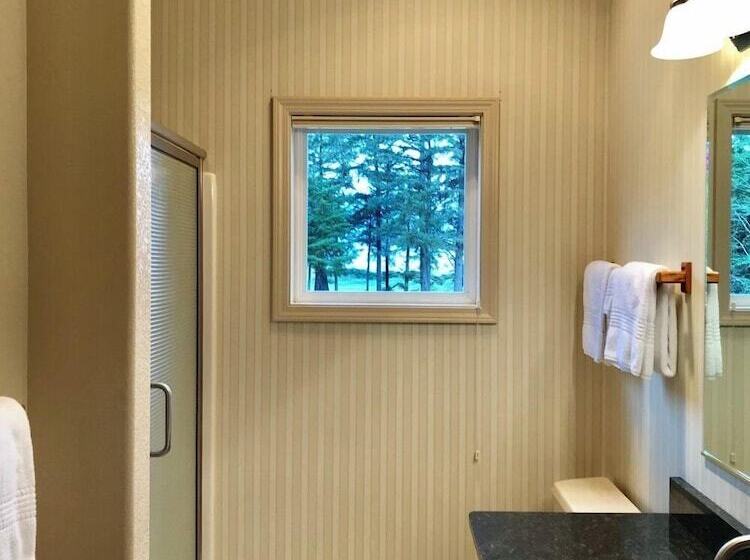 Floras Lake House Bed & Breakfast