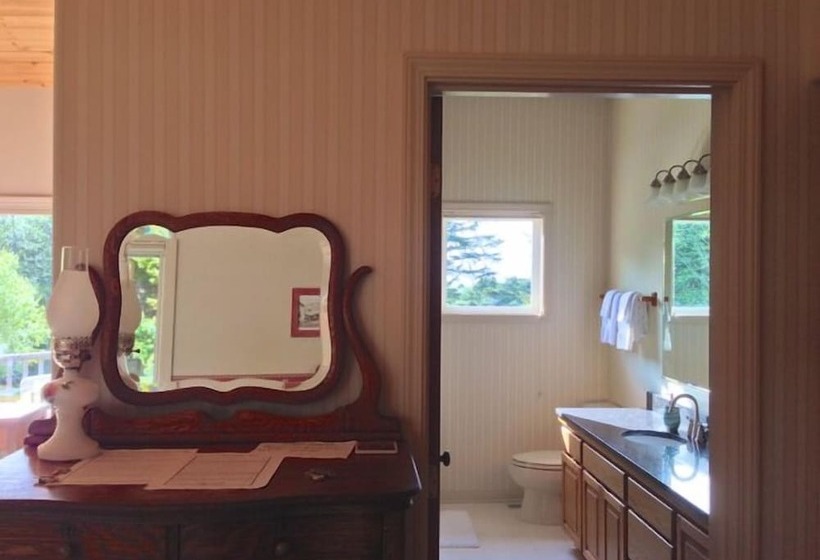 Floras Lake House Bed & Breakfast