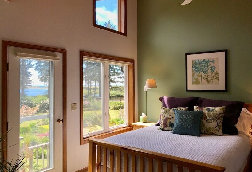 Floras Lake House Bed & Breakfast