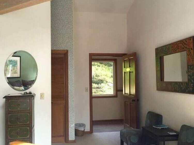 Floras Lake House Bed & Breakfast