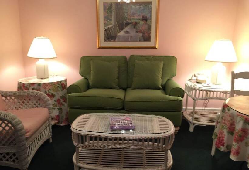 בית מלון כפרי Lilac Tree Suites