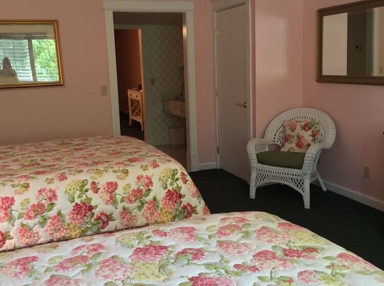 בית מלון כפרי Lilac Tree Suites