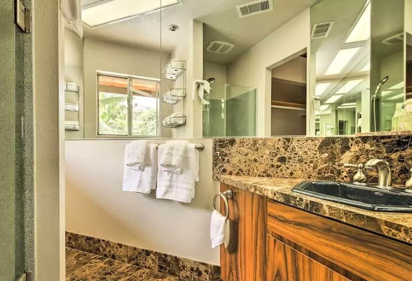 Kailua Kona Home W/ Tropical Bar: Walk To Beach!