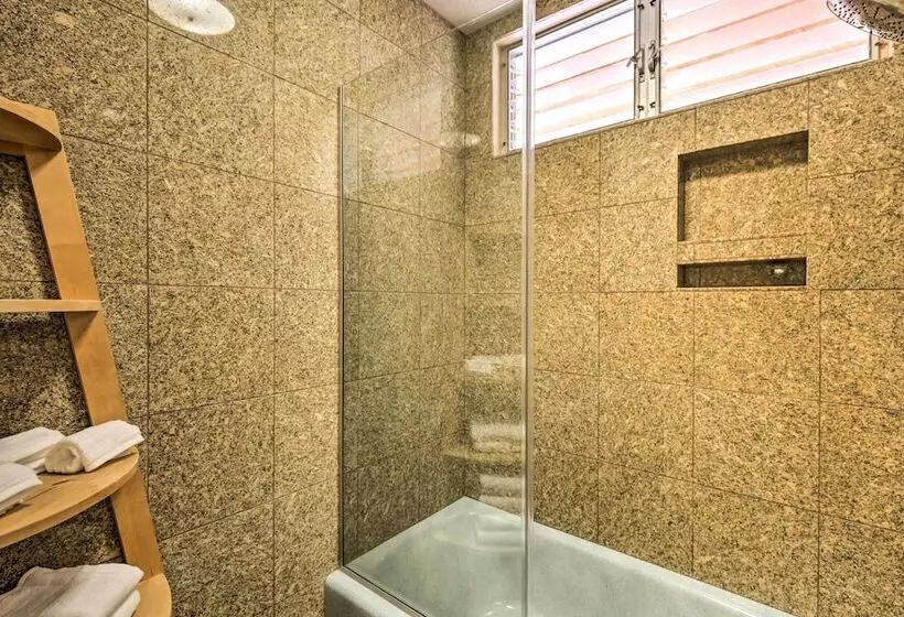 Kailua Kona Home W/ Tropical Bar: Walk To Beach!