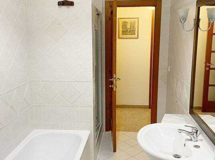 پانسیون Cleo Azalea