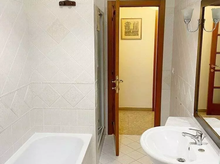 پانسیون Cleo Azalea