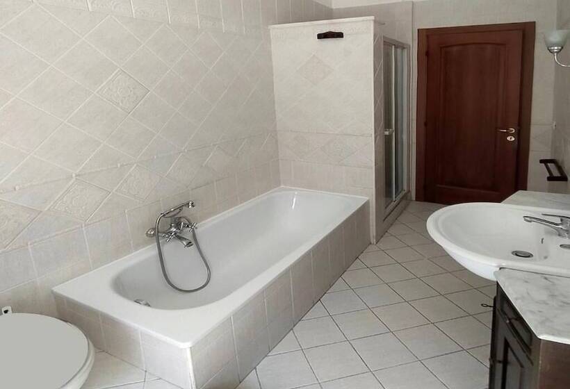 پانسیون Cleo Azalea