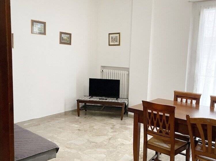 پانسیون Cleo Azalea