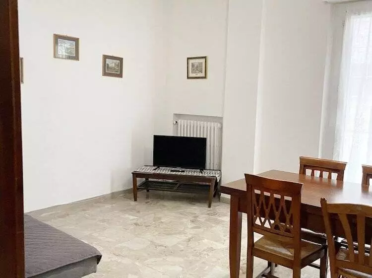 پانسیون Cleo Azalea