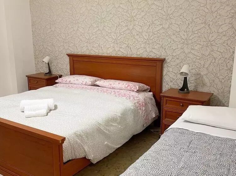 پانسیون Cleo Azalea