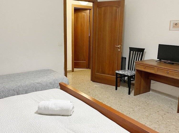 پانسیون Cleo Azalea