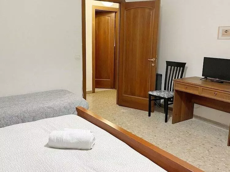 پانسیون Cleo Azalea