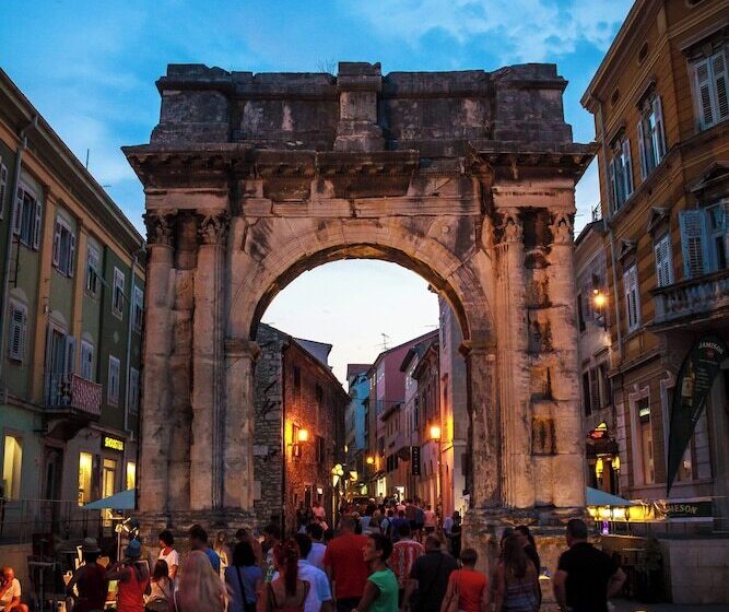 펜션 Ul. Dinka Trinajstića 10