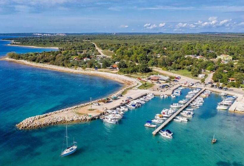 펜션 Ul. Dinka Trinajstića 10