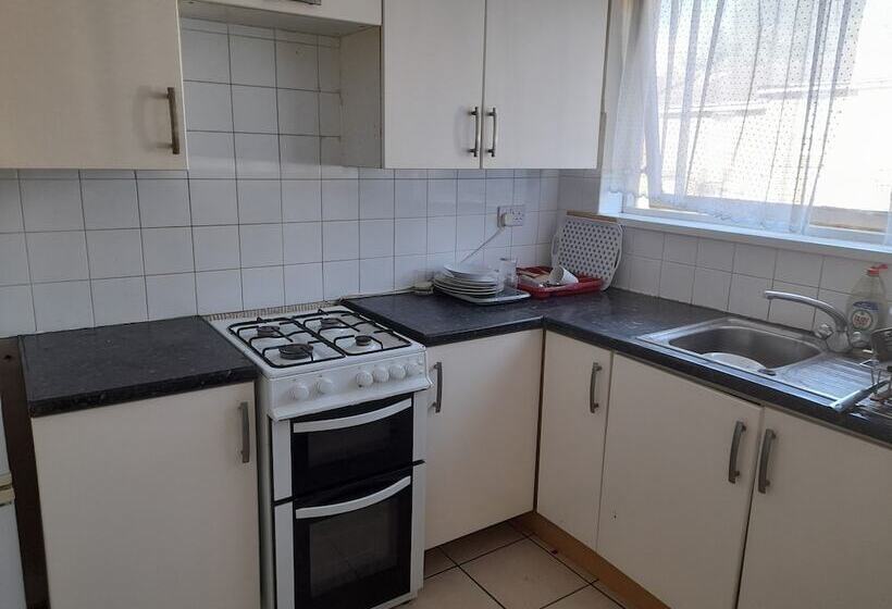 Резиденция Captivating Extra Large Room In London, To Relax