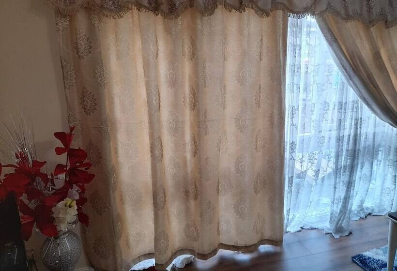 Резиденция Captivating Extra Large Room In London, To Relax