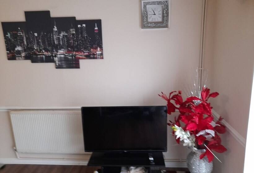 Резиденция Captivating Extra Large Room In London, To Relax