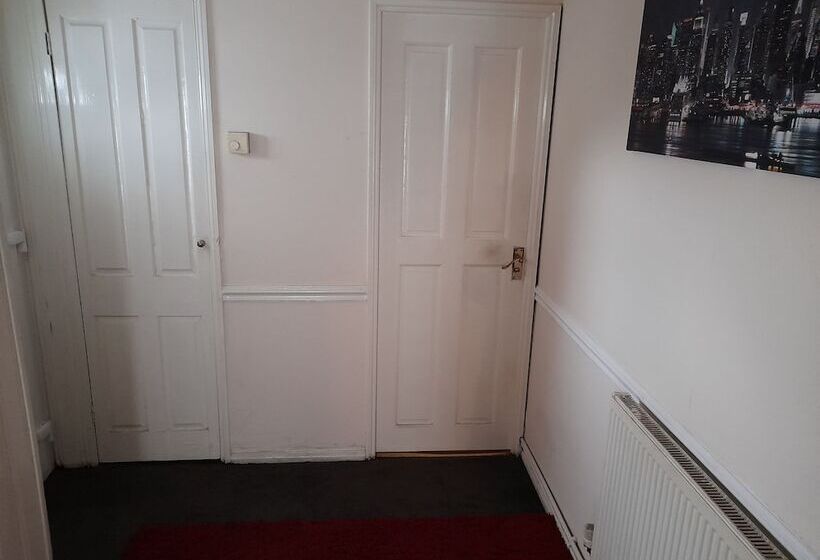 Резиденция Captivating Extra Large Room In London, To Relax