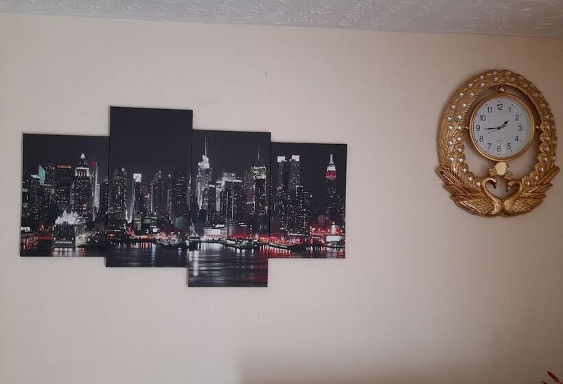 Резиденция Captivating Extra Large Room In London, To Relax