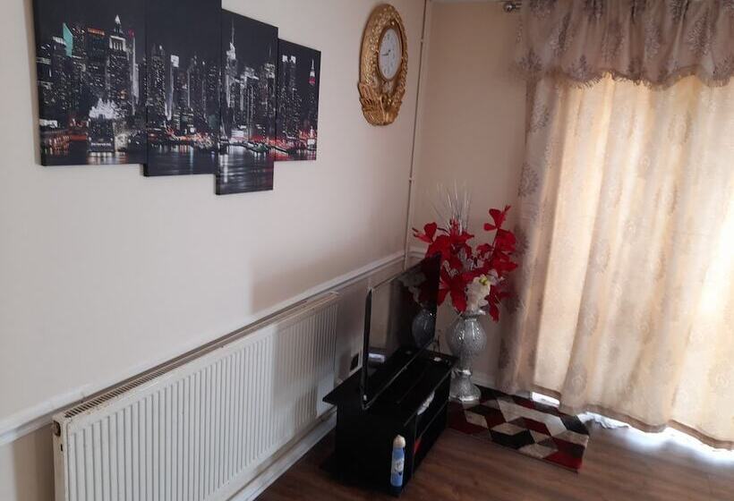 Резиденция Captivating Extra Large Room In London, To Relax