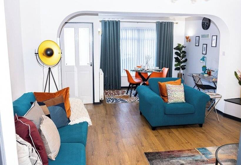 اقامتگاه Stunning 3bedroom Home Ideal For Long & Short Stay