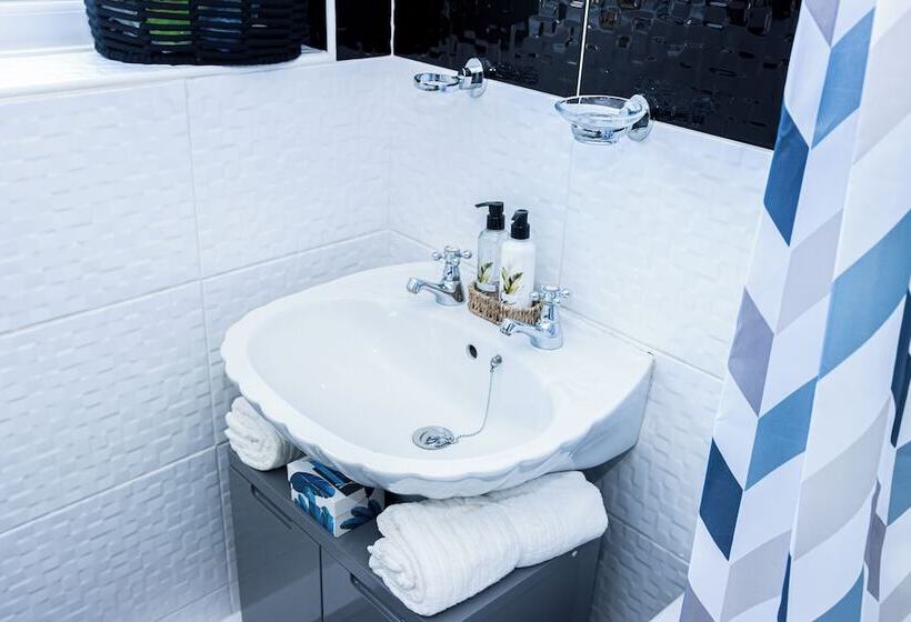 اقامتگاه Stunning 3bedroom Home Ideal For Long & Short Stay