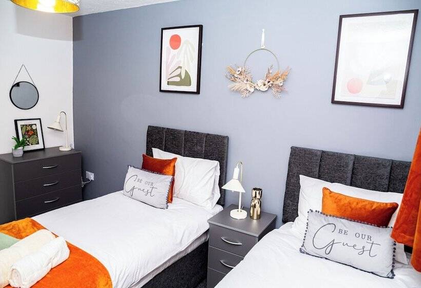 اقامتگاه Stunning 3bedroom Home Ideal For Long & Short Stay