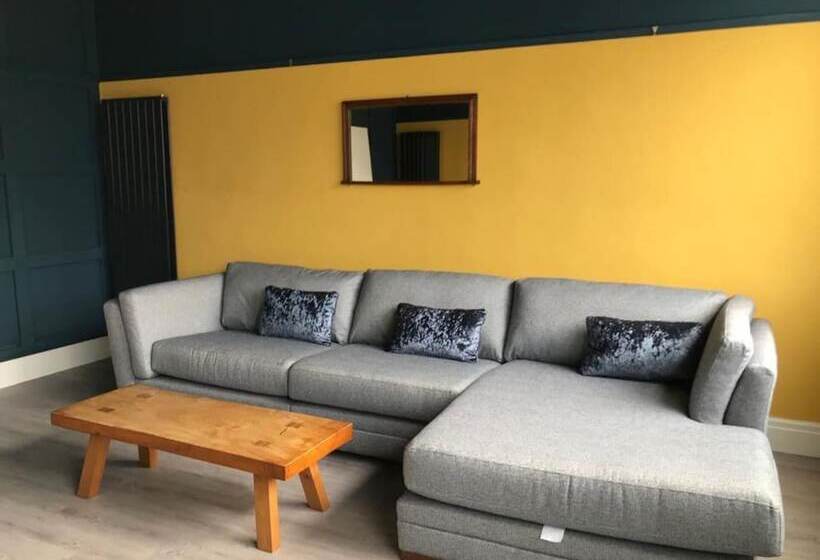 اقامتگاه Sleeps 14 Cardiff City Centre
