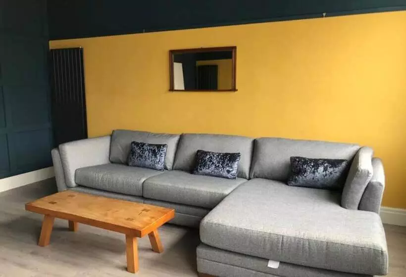 اقامتگاه Sleeps 14 Cardiff City Centre