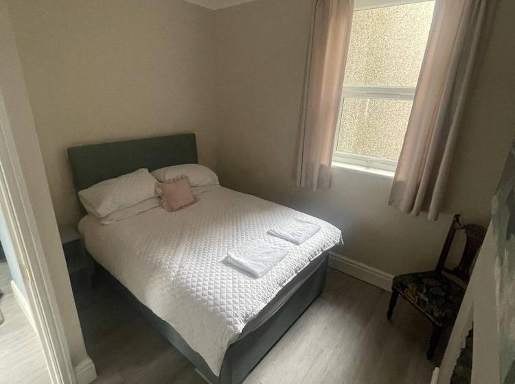 اقامتگاه Sleeps 14 Cardiff City Centre