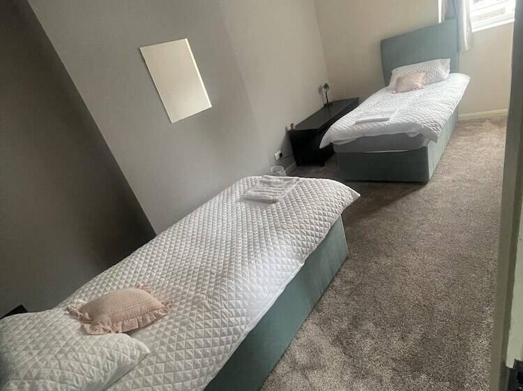 اقامتگاه Sleeps 14 Cardiff City Centre