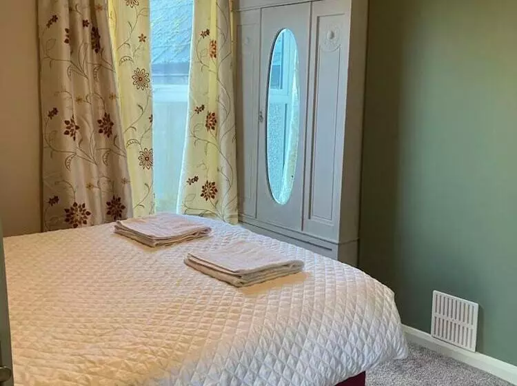 اقامتگاه Sleeps 14 Cardiff City Centre