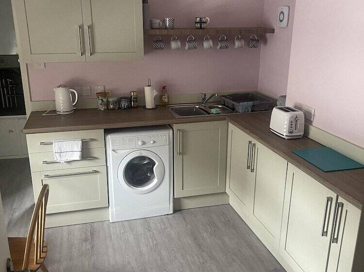 اقامتگاه Sleeps 14 Cardiff City Centre