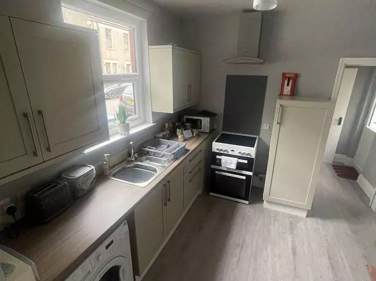 اقامتگاه Sleeps 14 Cardiff City Centre