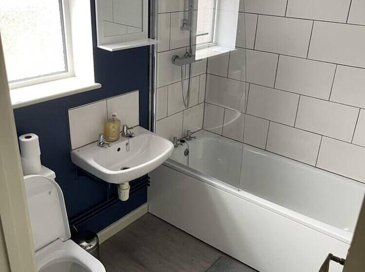 اقامتگاه Sleeps 14 Cardiff City Centre