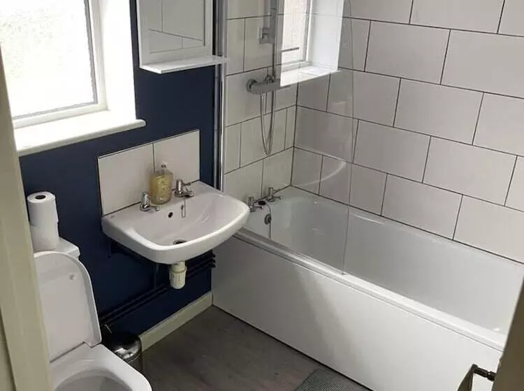 اقامتگاه Sleeps 14 Cardiff City Centre