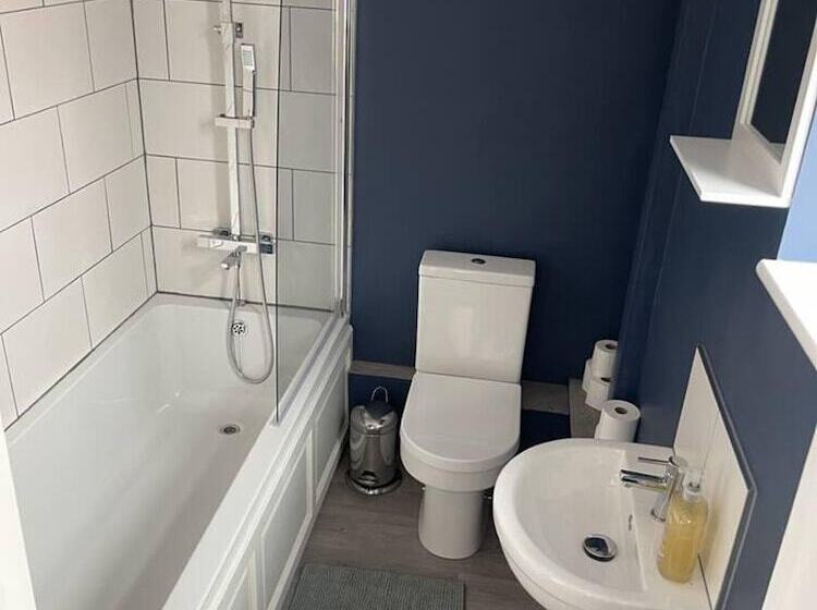 اقامتگاه Sleeps 14 Cardiff City Centre