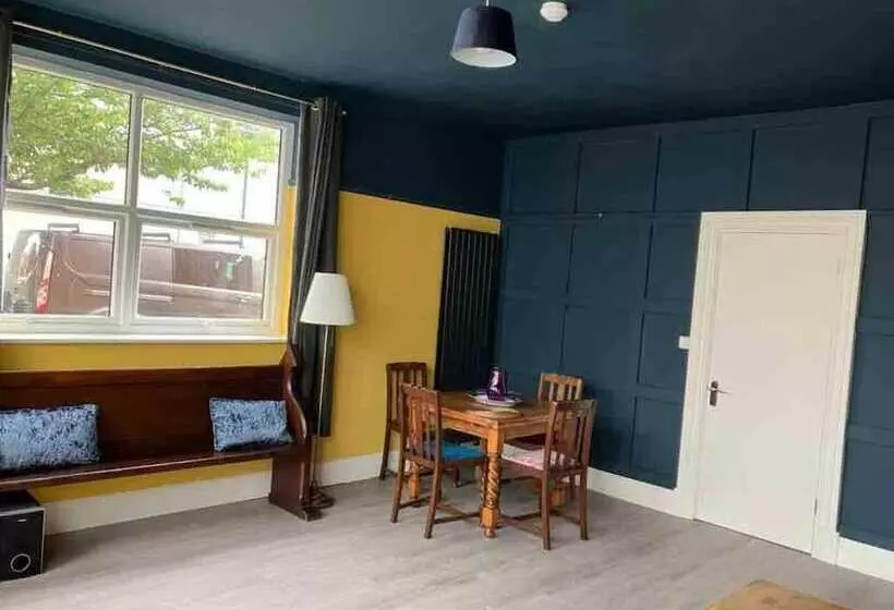 اقامتگاه Sleeps 14 Cardiff City Centre