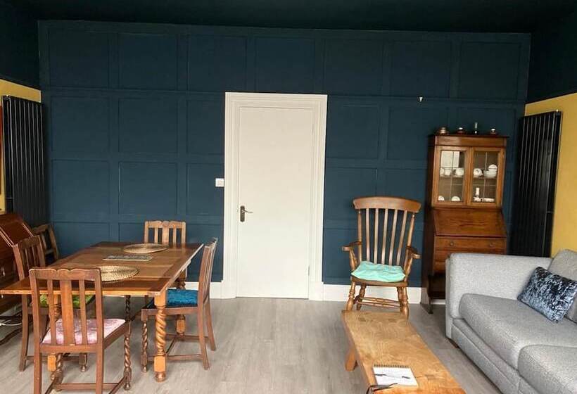 اقامتگاه Sleeps 14 Cardiff City Centre